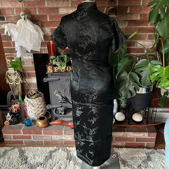 Stunning Brocade Traditional Cheongsam - Picture 6 of 8